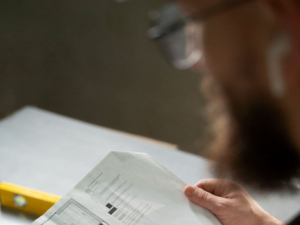 Byggherre ser over dokumenter